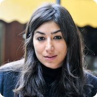 Fatym Layachi, comédienne et metteuse en scène — repérée à 17 ans dans la rue par Hakim Noury