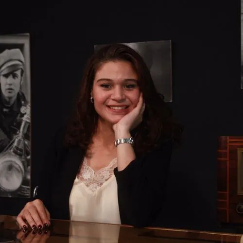 Habiba El Mazouni : Entre science politique, communication et musique – un parcours au croisement du cœur et de la raison