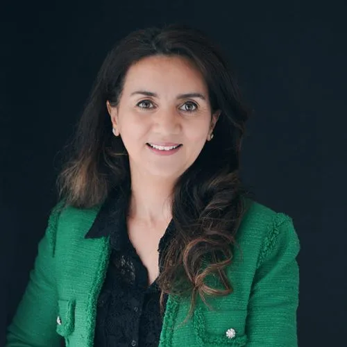 Houda Ait Ahmed : « Vous recevez ce que vous projetez »; parcours d'une femme inspirée entre Rabat, Abu Dhabi et le Canada, au service de l'impact féminin.