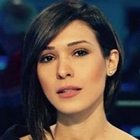 Imane Lahrach, présentatrice du JT sur Sky News Arabia — passée de Med Radio à Moscou puis Abou Dhabi