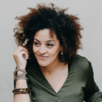 Jihane Bougrine, chanteuse et autrice — son clip Serek F’Bir primé à Paris et New York