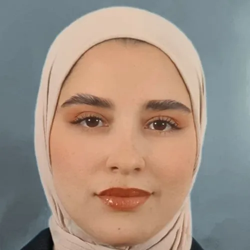 Khawla Ibbur : Du rêve de médecin à la passion du droit des affaires – un parcours bâti sur la résilience et la clarté