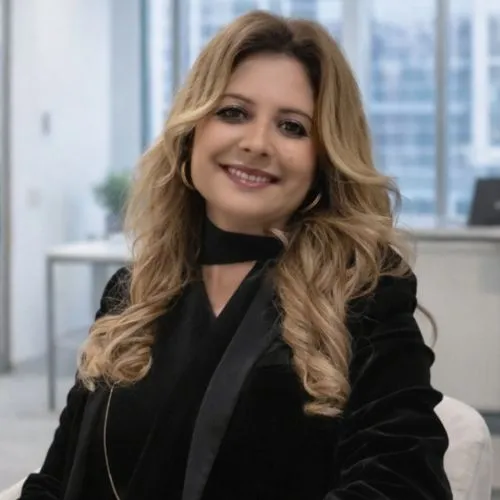 Loubna Fazazi Idrissi : Une juriste-artistique qui transforme 23 ans d’expérience en accompagnement humain profond