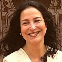 Mouna Hachim, chroniqueuse et écrivaine — elle explore les noms de famille et les origines marocaines