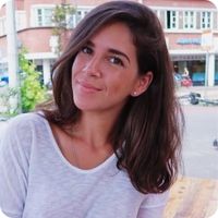 Myriam Adnani, pilote de ligne chez Transavia — première pilote musulmane en Europe à 21 ans