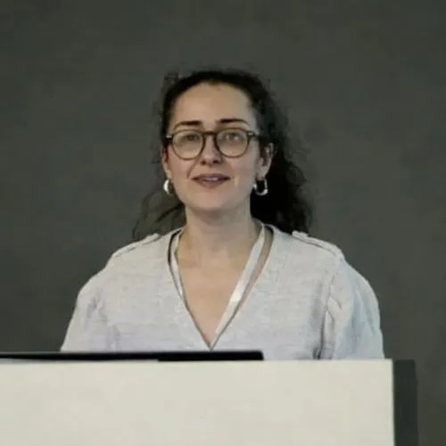 Nada El Bakkouri : Une pionnière de l’implantologie oculaire qui relie science, éthique et stratégie