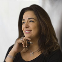 Nawal SEKKAT, artiste peintre et sculptrice — elle pousse ses limites au-delà des châssis et des cadres