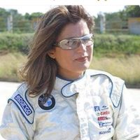 Samira BENNANI, pilote automobile : « Conduire une voiture à plus de 200 km à l’heure n’est l’exclusive de personne. »